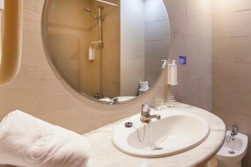 贝尼多姆奥罗港口景观酒店的一间带水槽和镜子的浴室