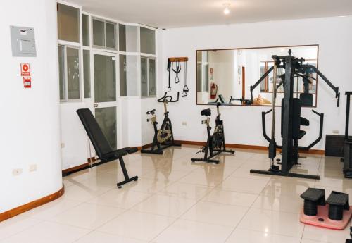 阿约拉港El Descanso del Guia的一间健身房,里面设有数个健身器材