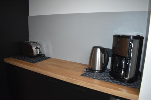 派尔努Suur-Posti Apartments的厨房里的2台咖啡机