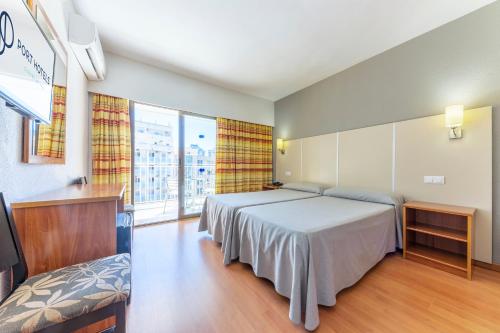 贝尼多姆奥罗港口景观酒店的一间卧室设有一张床和一个大窗户