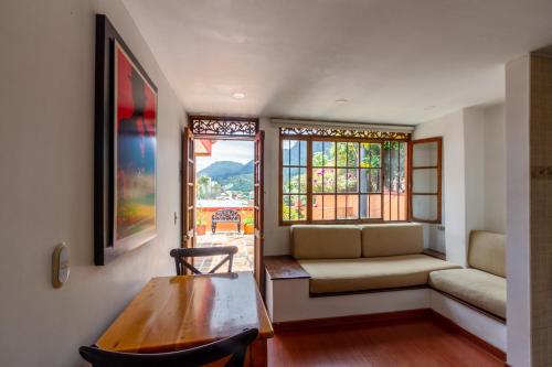 波哥大拉坎德拉里亚公寓式酒店的客厅配有沙发和桌子