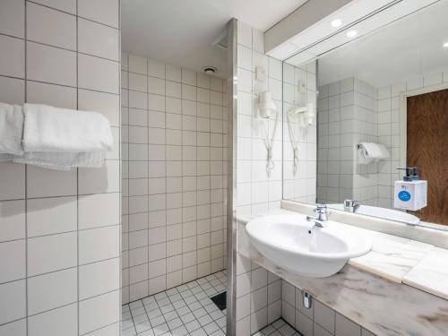 海宁格松Quality Hotel Maritim的一间带水槽和镜子的浴室