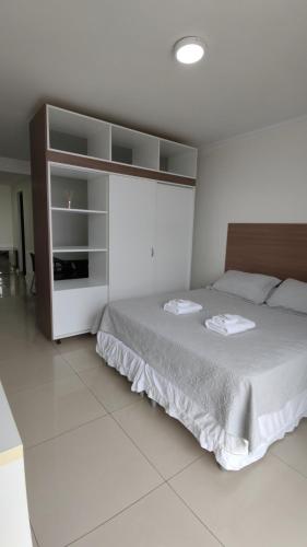 圣地亚哥-德尔埃斯特罗Altos del Sur的一间卧室,卧室内配有一张大床