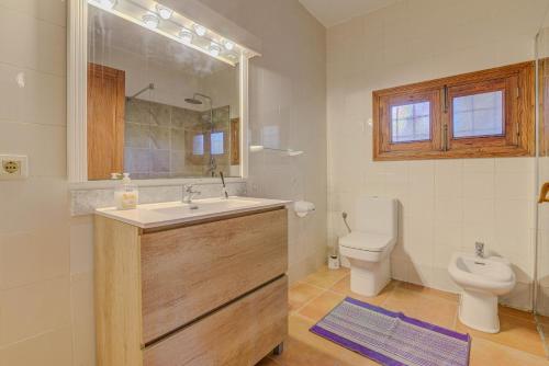 埃尔波特Finca Ranchon Grande by Rentallorca的一间带水槽和卫生间的浴室