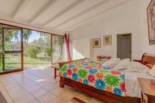 埃尔波特Finca Ranchon Grande by Rentallorca的一间卧室设有一张床和一个大窗户
