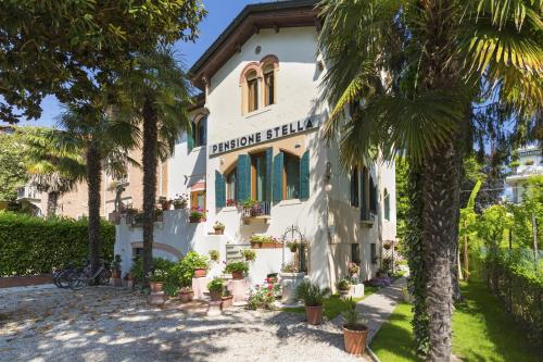 威尼斯丽都斯特拉别墅酒店的一座棕榈树建筑