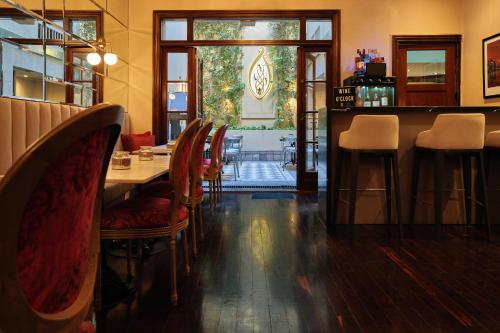 布宜诺斯艾利斯摩拉维亚苏豪酒店的餐厅内带桌椅的用餐室