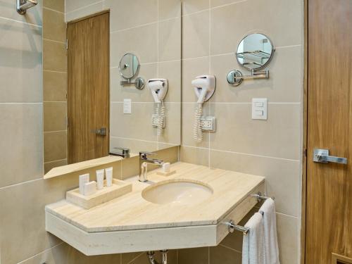 利马埃斯特拉贝拉维斯塔公寓式酒店的一间带水槽和镜子的浴室