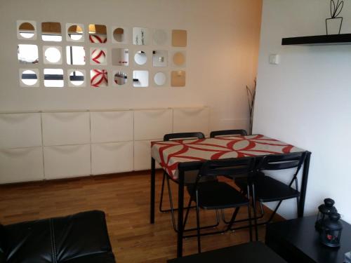 库列雷多Picasso的一间客房内配有桌椅的房间