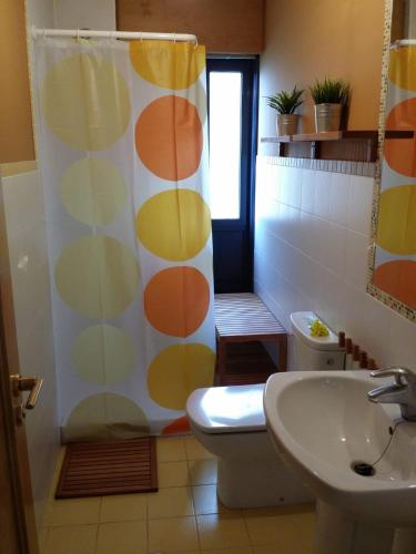 库列雷多Picasso的一间带卫生间和淋浴帘的浴室