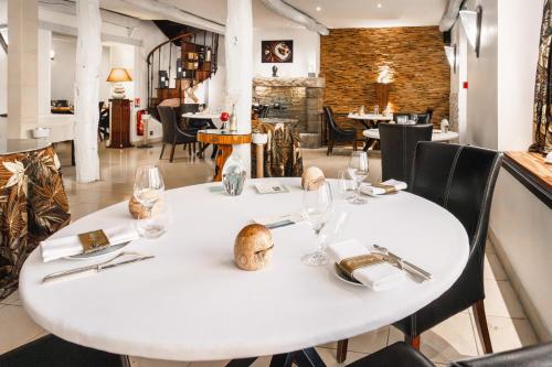 圣安妮·道雷Logis L'Auberge - Maison Glenn Anna的白色的用餐室配有白色的桌椅