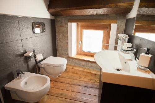 Schiavi di Abruzzo阿里吉利住宿加早餐旅馆的浴室配有白色卫生间和盥洗盆。