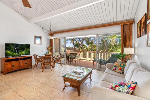 科纳"Makani Moana" at Keauhou Resort #104, Entire townhome close to Kona的客厅配有沙发和桌子