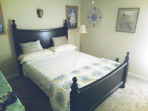 圣奥古斯丁DANA ESTATE's的一间卧室,卧室内配有一张大床