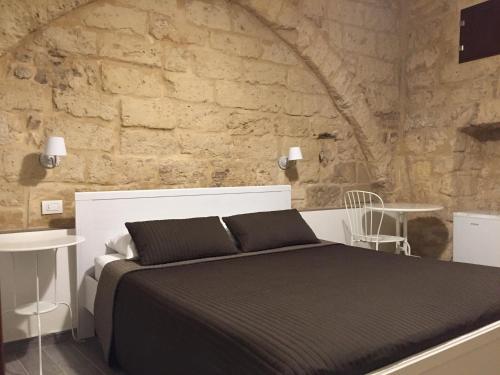 巴里水手62住宿加早餐旅馆的一间卧室设有一张床和石墙