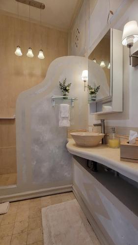 塔沃加卡普里科萨别墅的浴室配有盥洗盆、镜子和浴缸