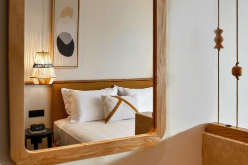 斯塔里斯Alai Crete a Tribute Portfolio Resort的卧室内床的镜子反射