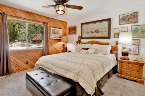 大熊湖POPKO'S PLACE #1426的一间卧室设有一张大床和一个窗户。