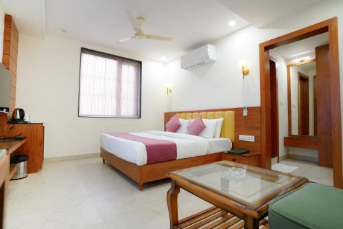 博帕尔Hotel Heera Residency的酒店客房配有一张床和一张茶几