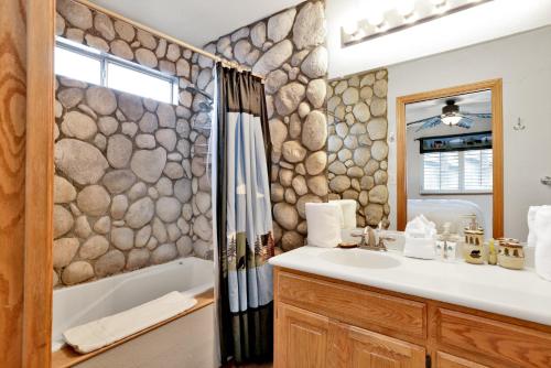 大贝尔城Beardise #2329的一间带水槽、浴缸和淋浴的浴室