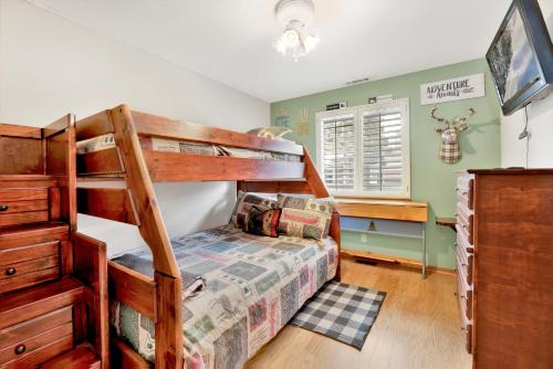 大贝尔城Beardise #2329的一间卧室配有双层床和书桌