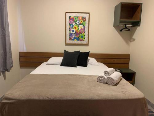 特雷斯拉瓜斯Studio Standard l AO LADO SHOPPING的一间卧室配有带毛巾的床