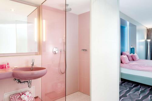 柏林柏灵纽沃酒店的一间带水槽和淋浴的浴室