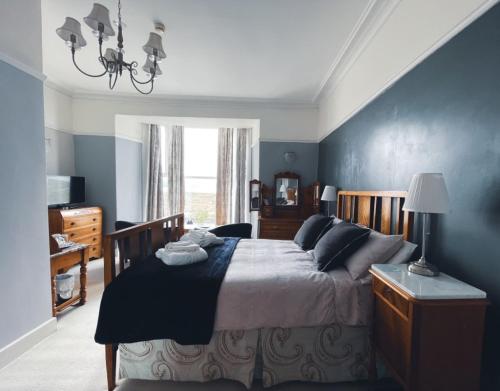 巴茅思波峰旅馆的一间卧室设有一张蓝色墙壁的大床