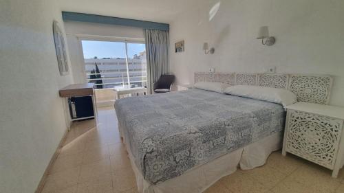 帕尔马诺瓦罗伯托旅馆的一间卧室设有一张床和一个美景窗户。
