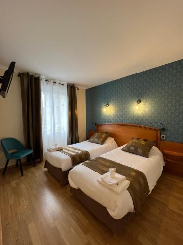 圣热涅-多尔特金狮酒店的酒店客房,配有两张床和椅子