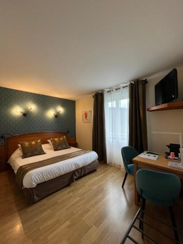 圣热涅-多尔特金狮酒店的酒店客房配有一张床和一张带电脑的书桌