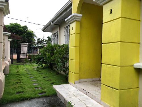 马那瓜Casa de vacaciones el volcán的前面有院子的黄色建筑