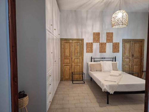 考弗尼西亚Melissa Chora的一间卧室配有一张床和一个吊灯