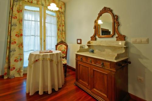 阿波夫拉德特里韦斯Casa Grande De Trives的一间带水槽和镜子的浴室