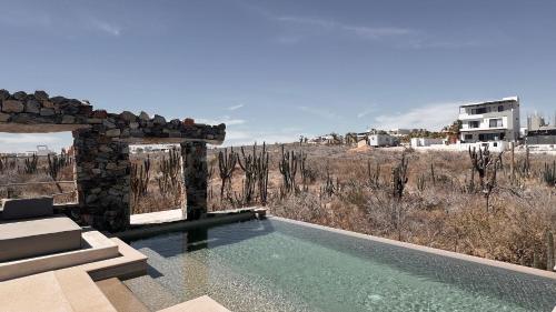 托多斯桑托斯Desierto Azul的享有田野景致的游泳池
