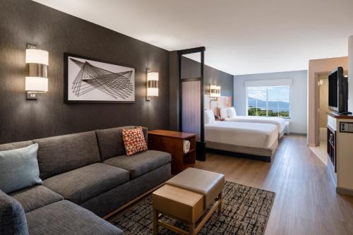 圣达菲圣达菲凯悦嘉轩酒店的带沙发的客厅和卧室