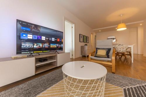 马普托Xenon Urban Apartments的客厅配有大屏幕平面电视