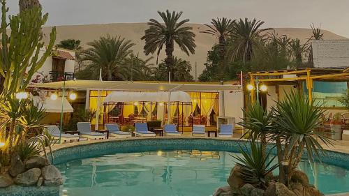 伊察西扎旅馆的一个带椅子的游泳池和一座建筑的度假胜地