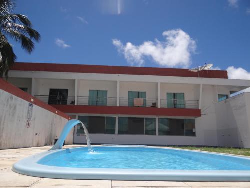 萨利诺波利斯Hotel Vilas的大楼前的游泳池