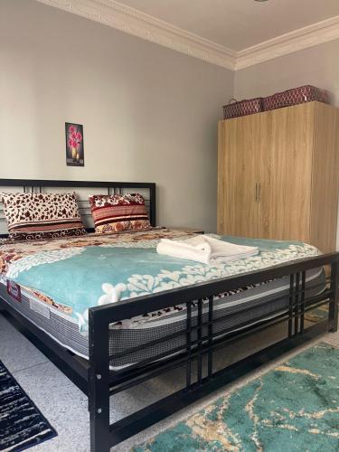 拉巴特Charmant appartement à Hassan的一间卧室,卧室内配有一张大床