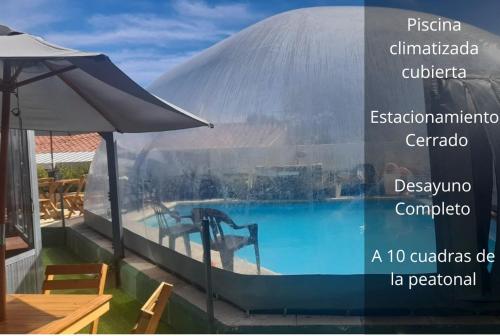 维拉卡洛斯帕兹Hotel Sebari的享有带遮阳伞的游泳池的景色