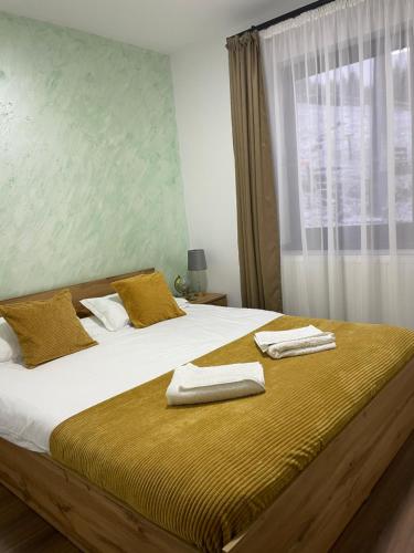 DrăgoiasaCabana Stânceni的一间卧室配有一张大床和毛巾