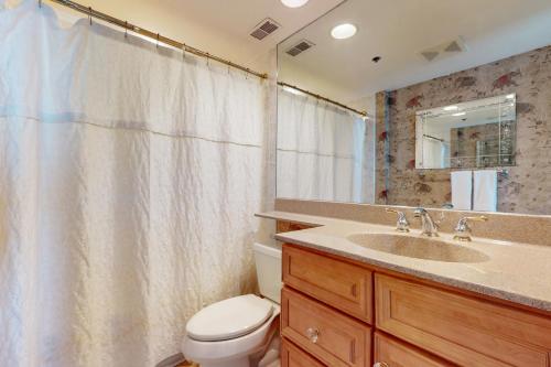 贝瑟尼滩Sea Colony - Georgetowne House 409的浴室配有水槽、卫生间和浴帘