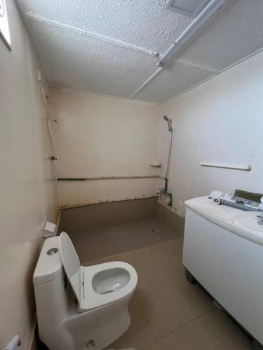 达沙Two rooms and one living room in Delma island的一间带卫生间和水槽的小浴室