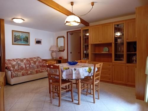 圣洛伦佐因巴纳莱Alloggio la Falesia的厨房以及带桌椅的起居室。