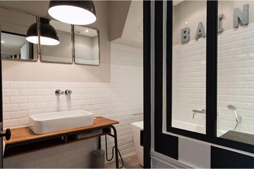 巴黎205sm luxury and design flat at Paris Montmartre的白色的浴室设有水槽和镜子