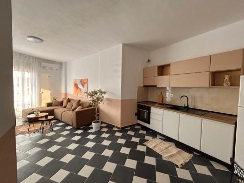 格勒姆Gibel Apartments的厨房以及带沙发和桌子的客厅。
