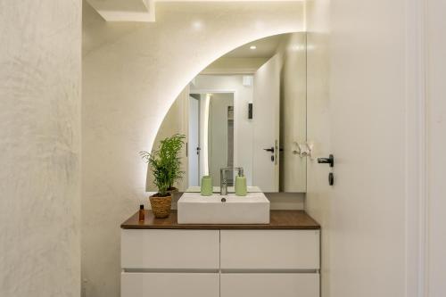海若克利欧S12 Apartments的浴室设有白色水槽和镜子