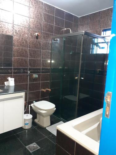 马里亚纳SUÍTE Solar do Carmo的浴室配有卫生间、淋浴和盥洗盆。