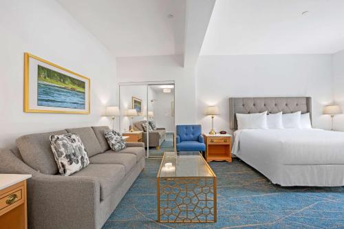 TrailCrown Columbia Hotel; BW Premier Collection的酒店客房,配有床和沙发